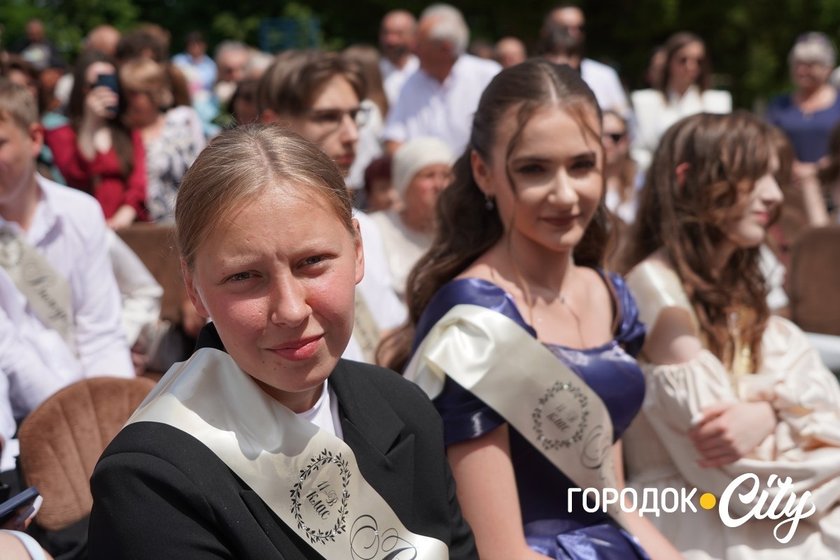 У ліцеї №4 попрощалися зі школою 65 випускників