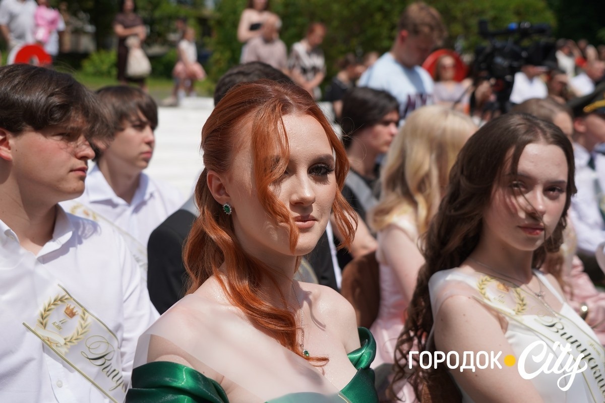 У ліцеї №4 попрощалися зі школою 65 випускників