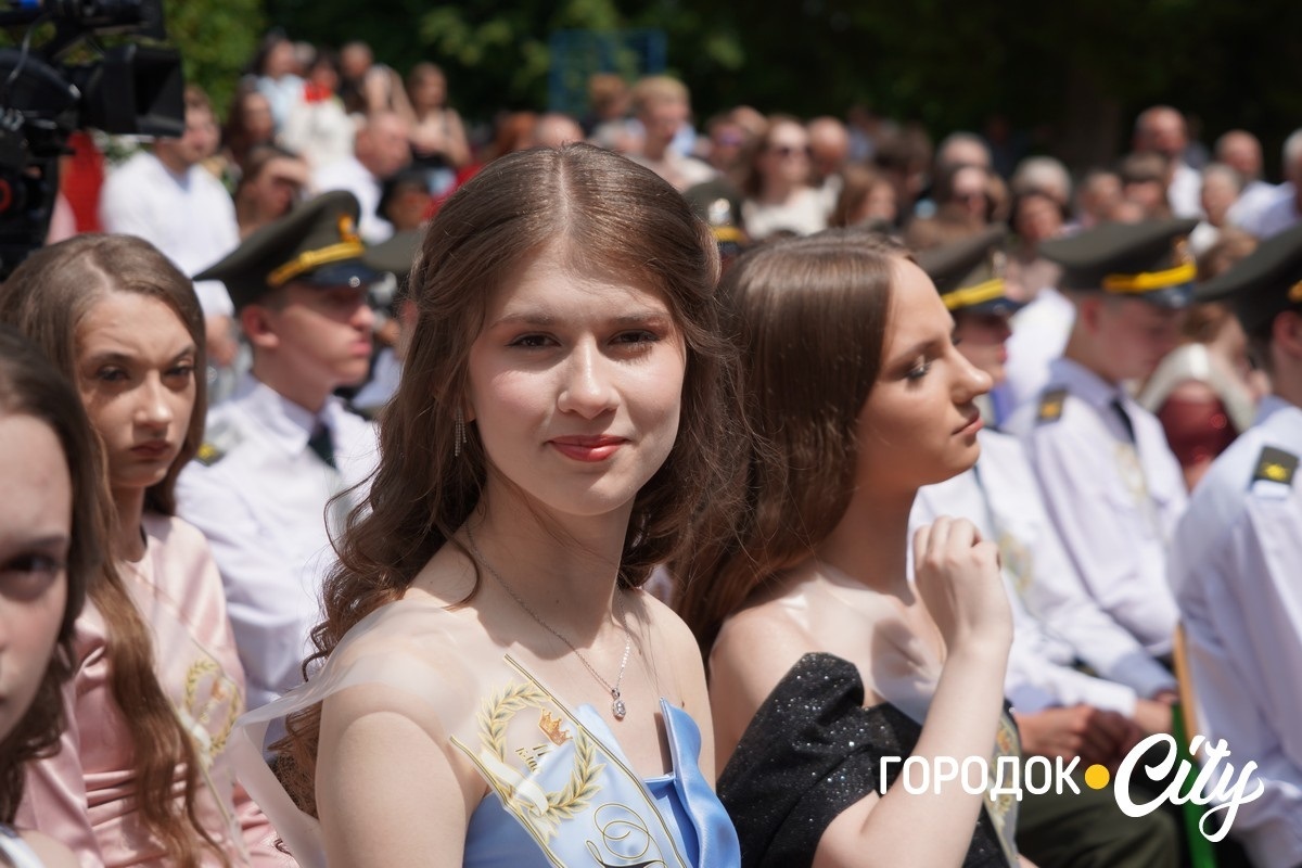 У ліцеї №4 попрощалися зі школою 65 випускників