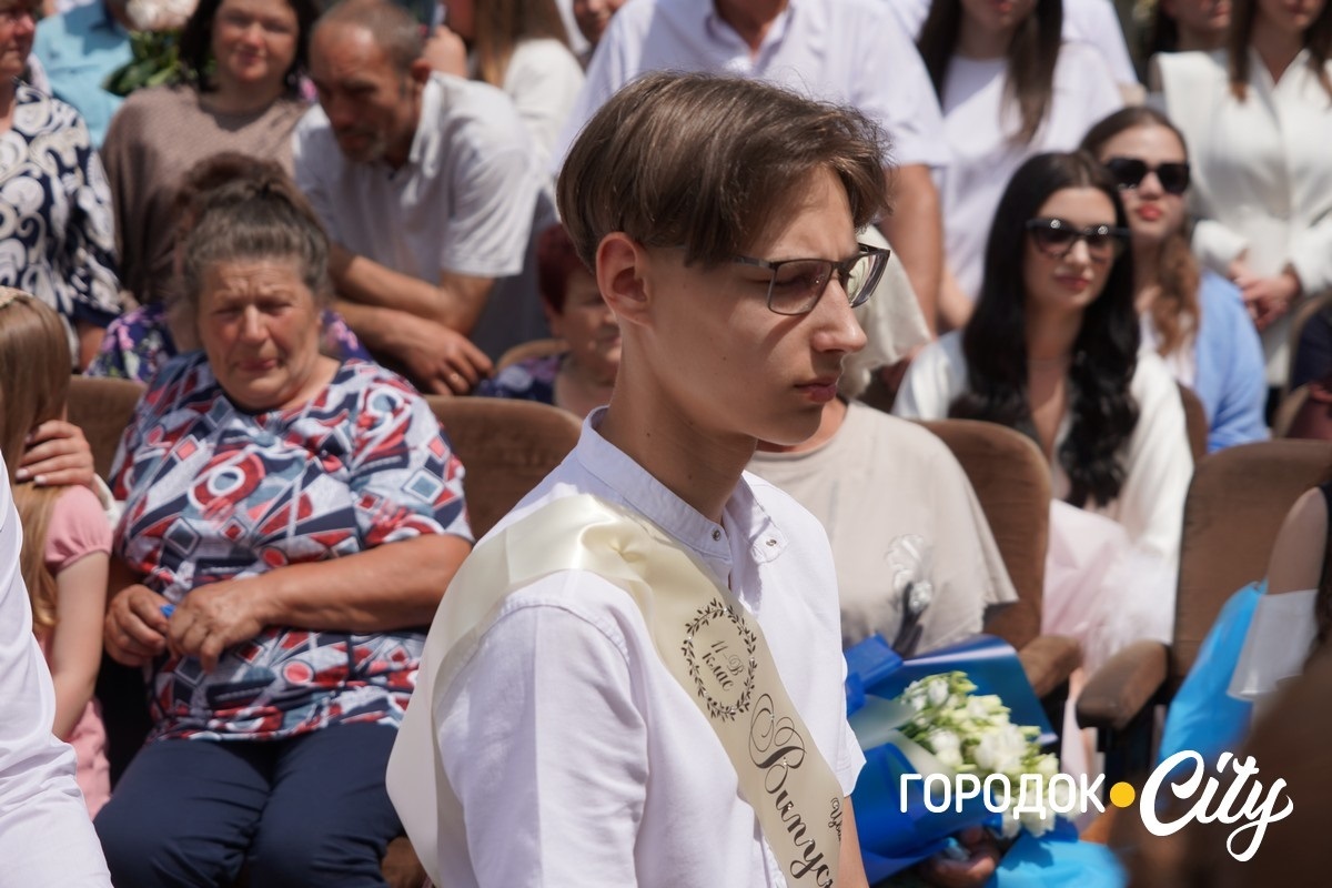 У ліцеї №4 попрощалися зі школою 65 випускників