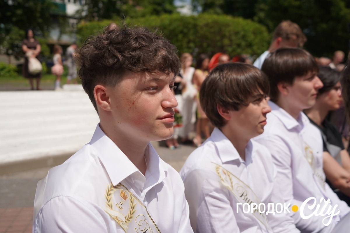 У ліцеї №4 попрощалися зі школою 65 випускників