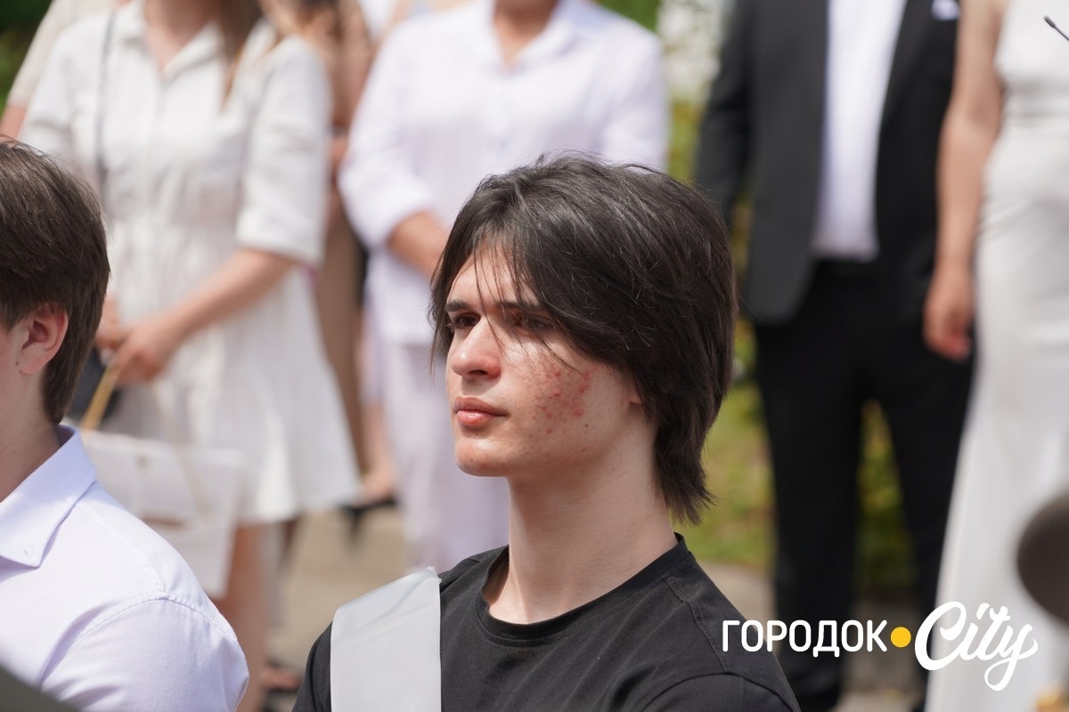 У ліцеї №4 попрощалися зі школою 65 випускників