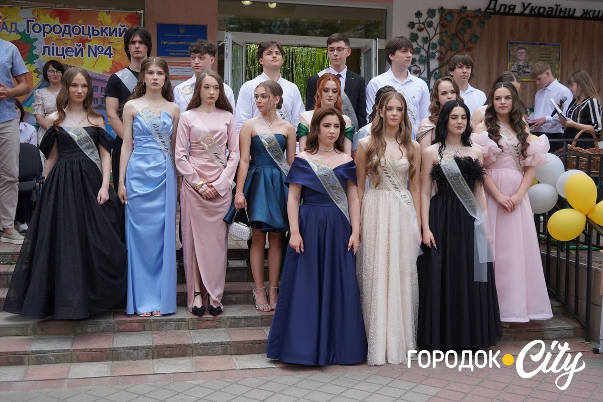 У ліцеї №4 попрощалися зі школою 65 випускників