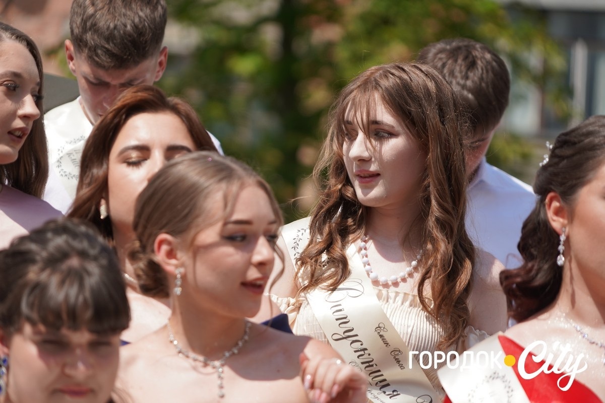 У ліцеї №4 попрощалися зі школою 65 випускників