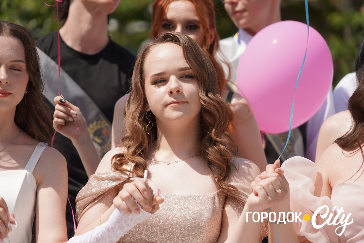 У ліцеї №4 попрощалися зі школою 65 випускників
