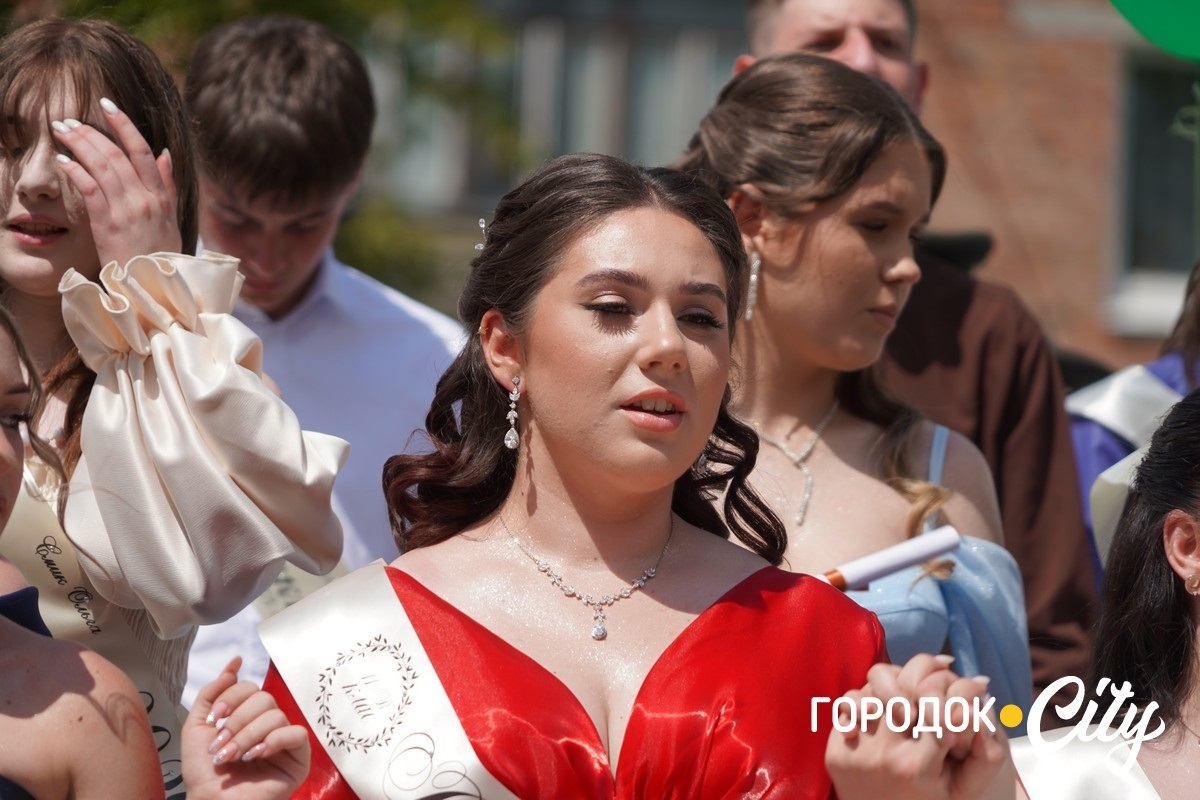 У ліцеї №4 попрощалися зі школою 65 випускників