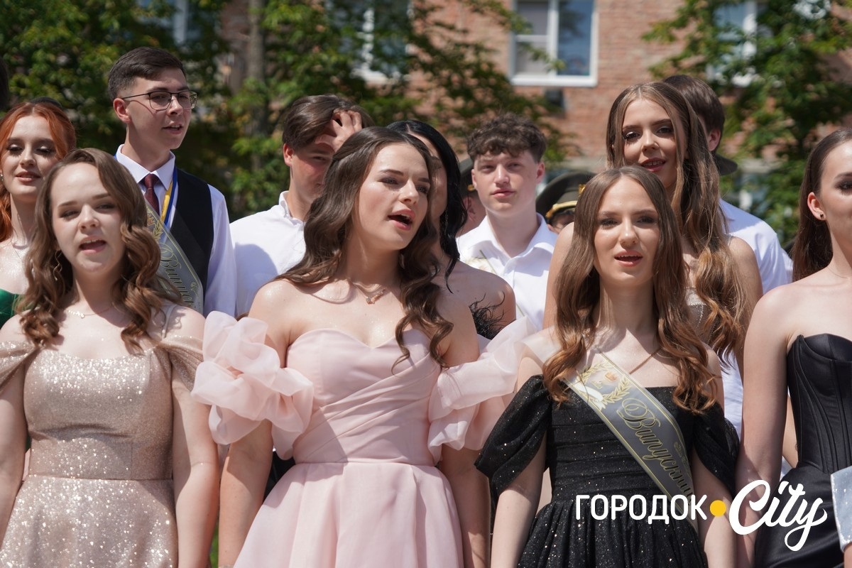 У ліцеї №4 попрощалися зі школою 65 випускників