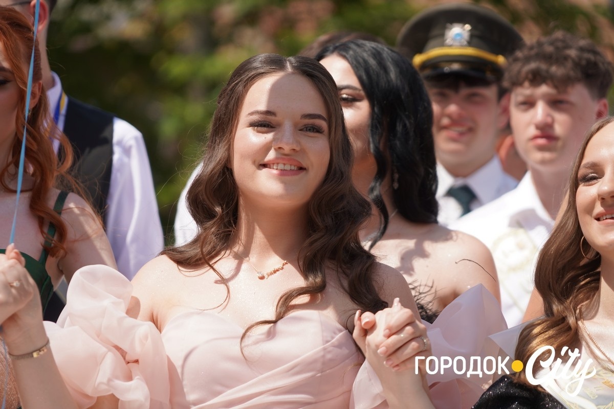 У ліцеї №4 попрощалися зі школою 65 випускників