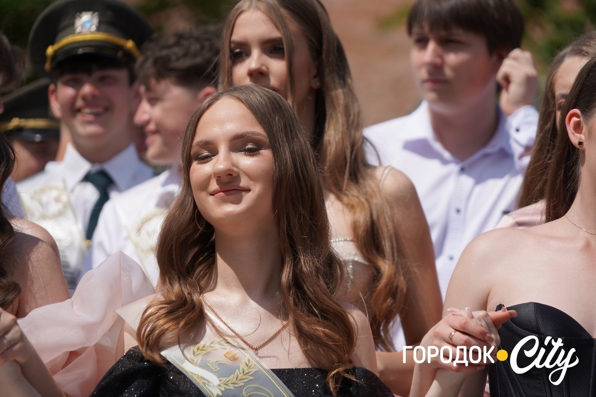 У ліцеї №4 попрощалися зі школою 65 випускників