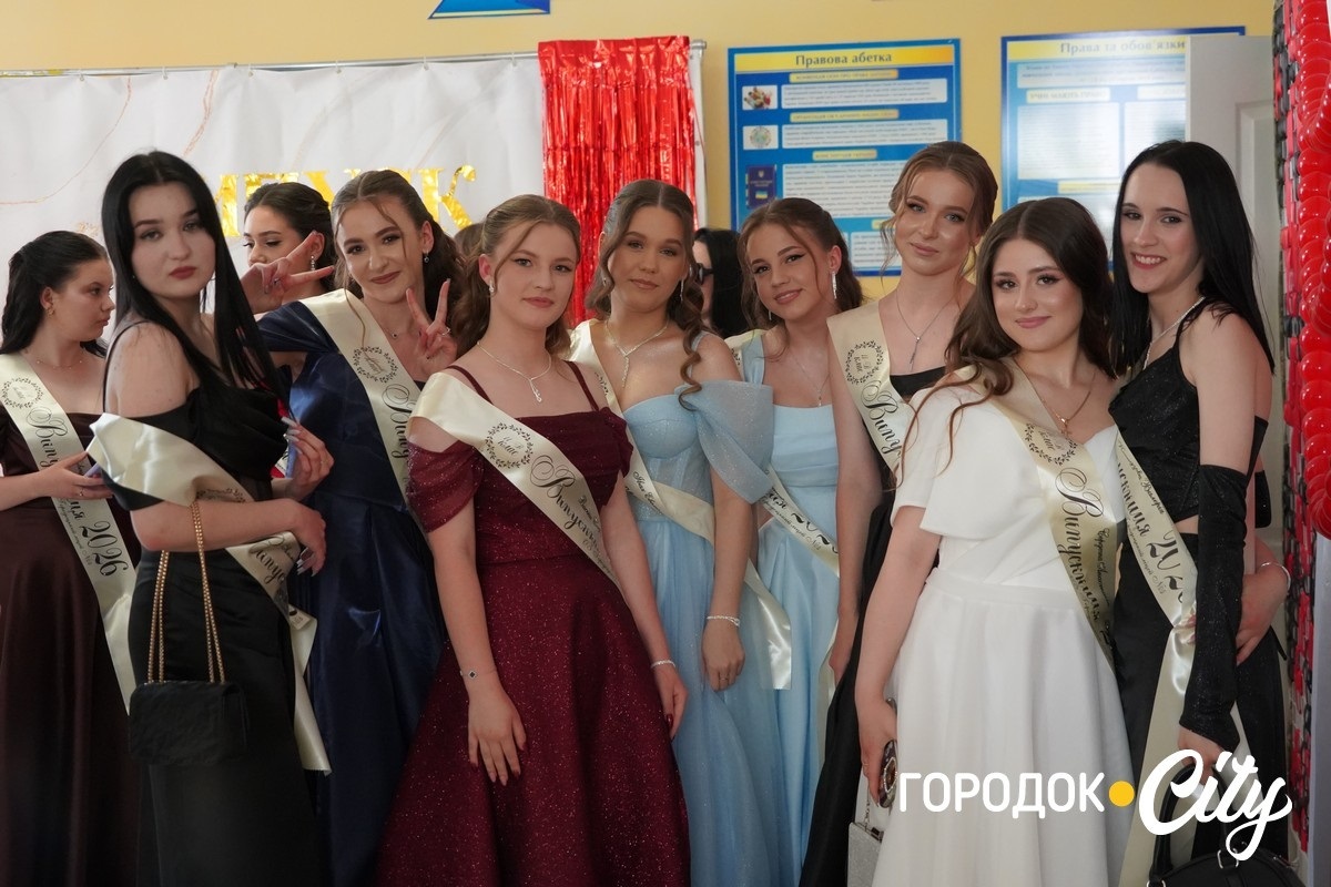 У ліцеї №4 попрощалися зі школою 65 випускників