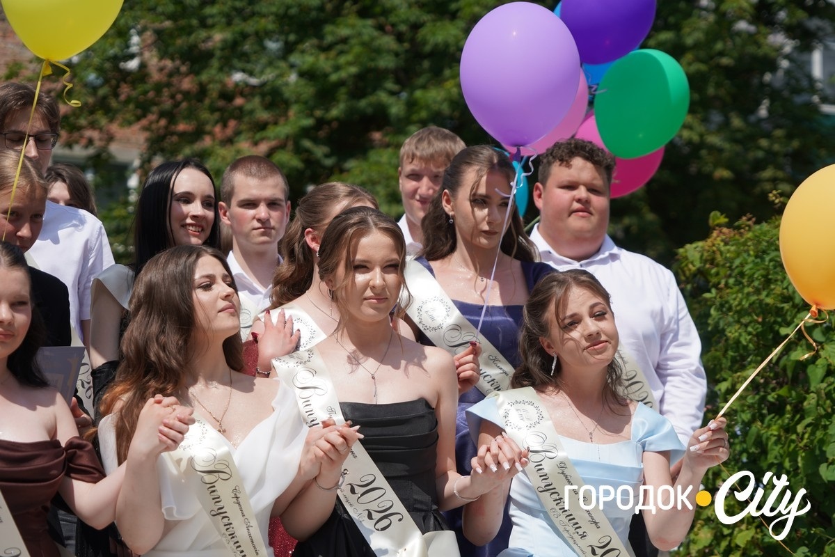 У ліцеї №4 попрощалися зі школою 65 випускників