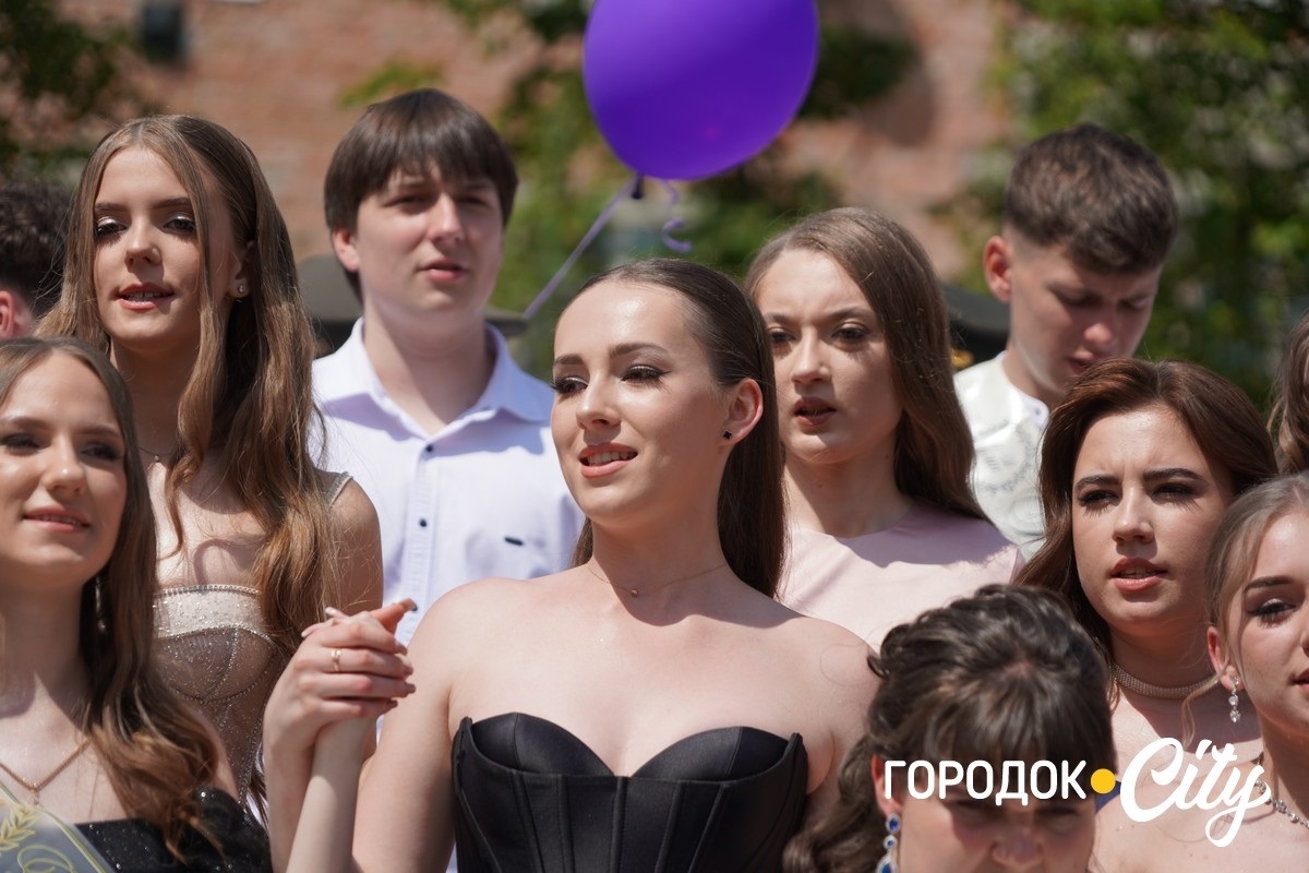 У ліцеї №4 попрощалися зі школою 65 випускників