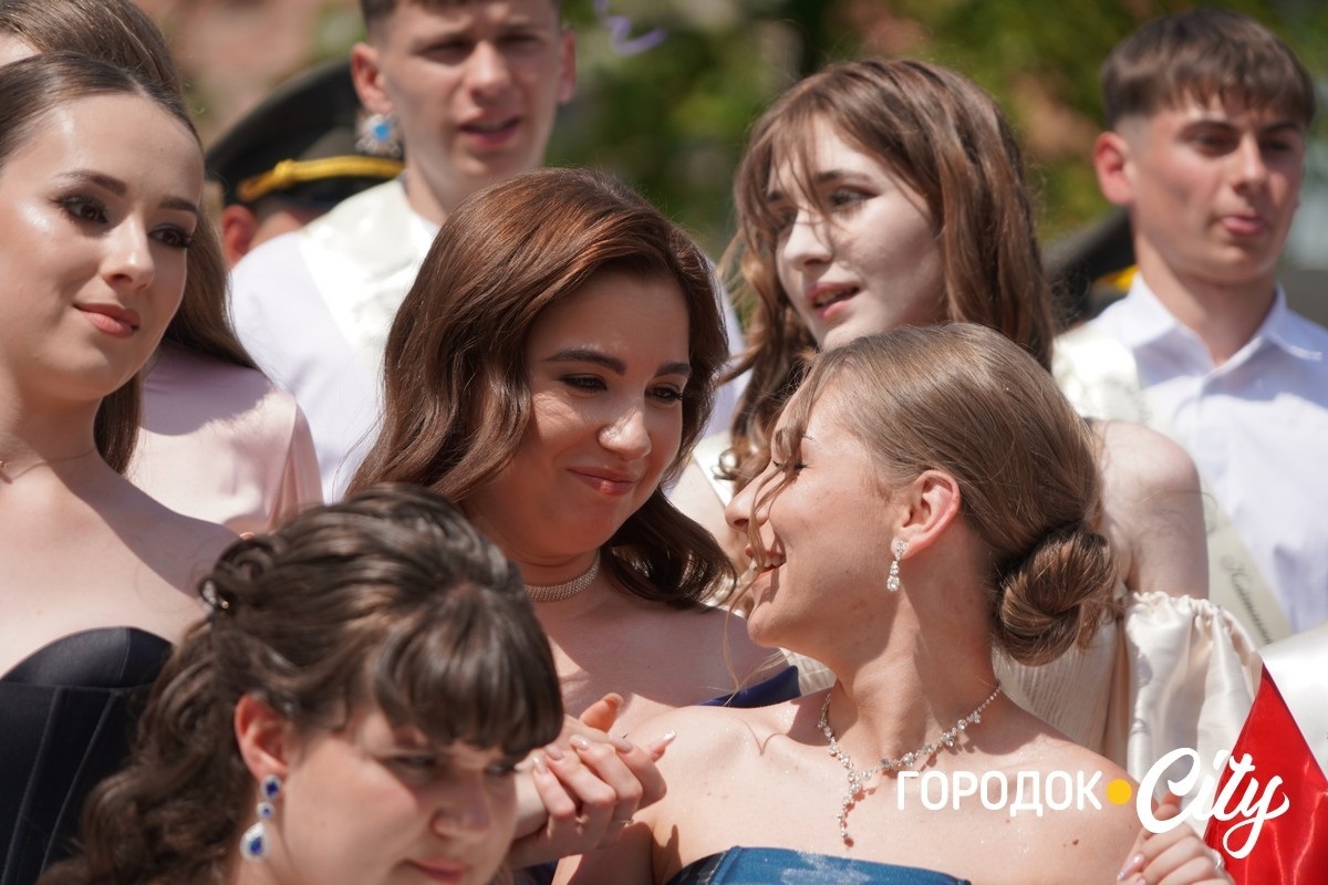 У ліцеї №4 попрощалися зі школою 65 випускників