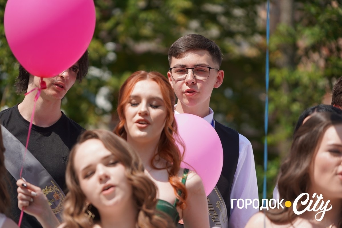 У ліцеї №4 попрощалися зі школою 65 випускників