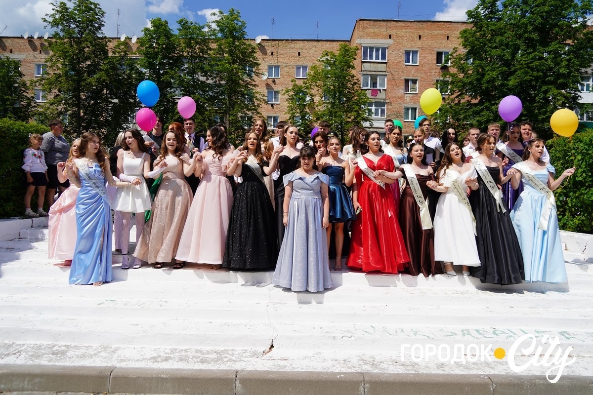 У ліцеї №4 попрощалися зі школою 65 випускників
