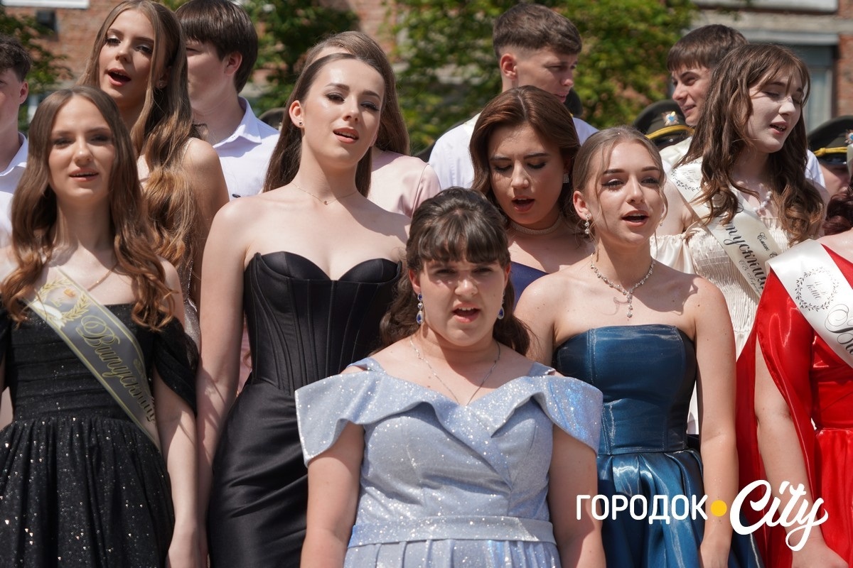 У ліцеї №4 попрощалися зі школою 65 випускників