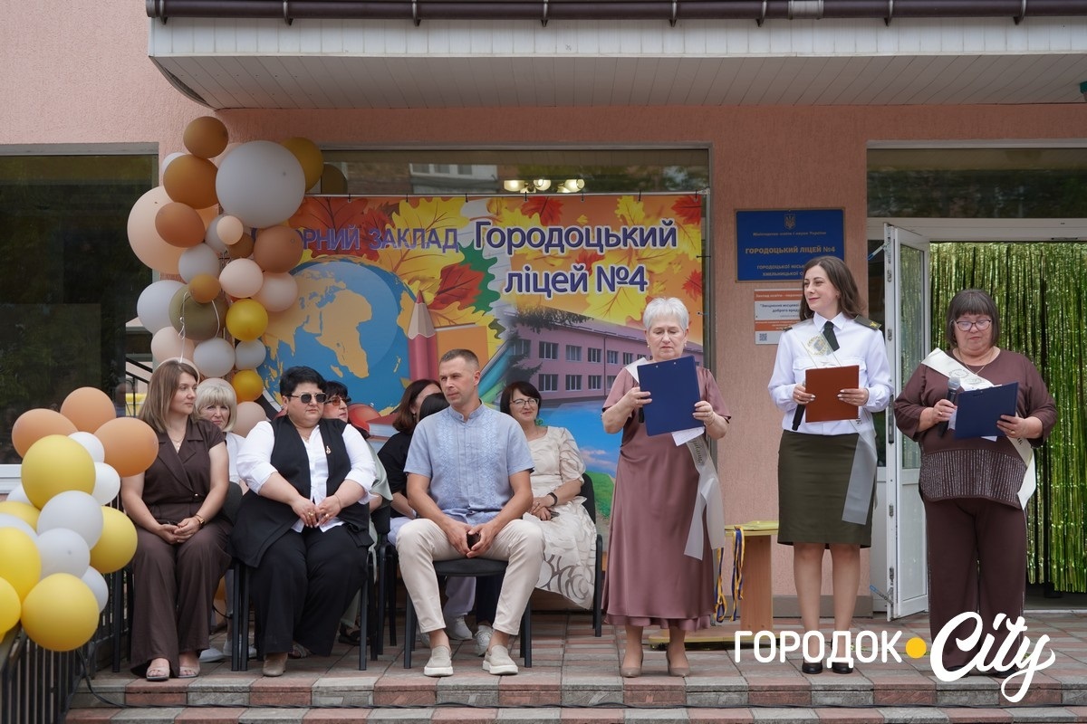 У ліцеї №4 попрощалися зі школою 65 випускників
