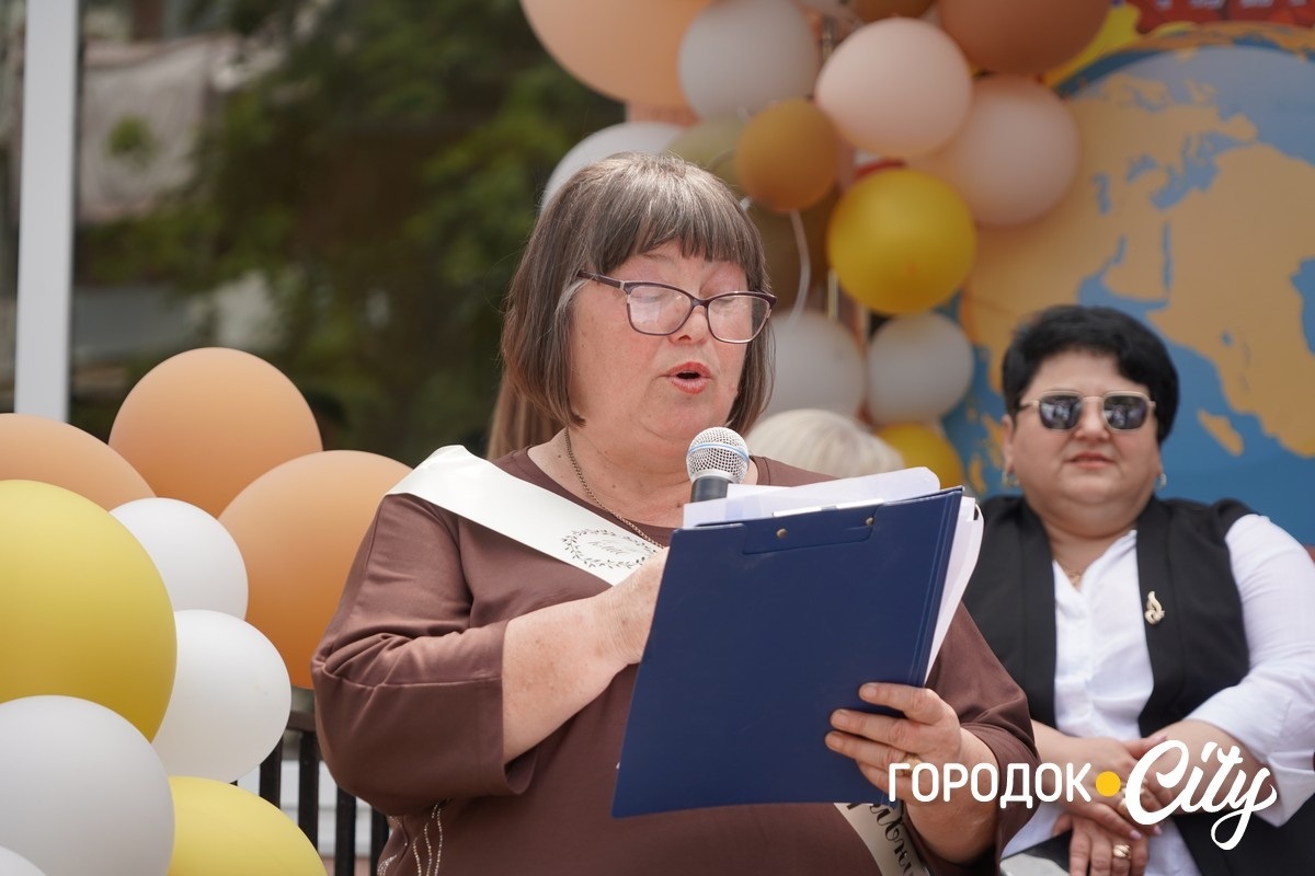У ліцеї №4 попрощалися зі школою 65 випускників