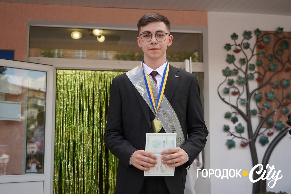 У ліцеї №4 попрощалися зі школою 65 випускників