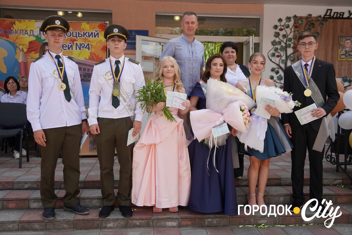 У ліцеї №4 попрощалися зі школою 65 випускників