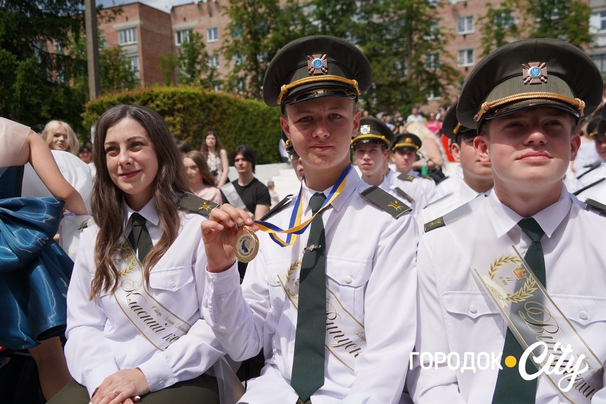 У ліцеї №4 попрощалися зі школою 65 випускників