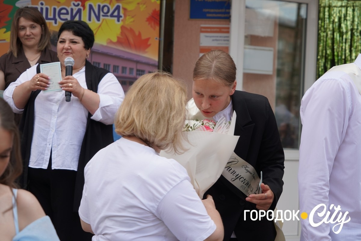 У ліцеї №4 попрощалися зі школою 65 випускників