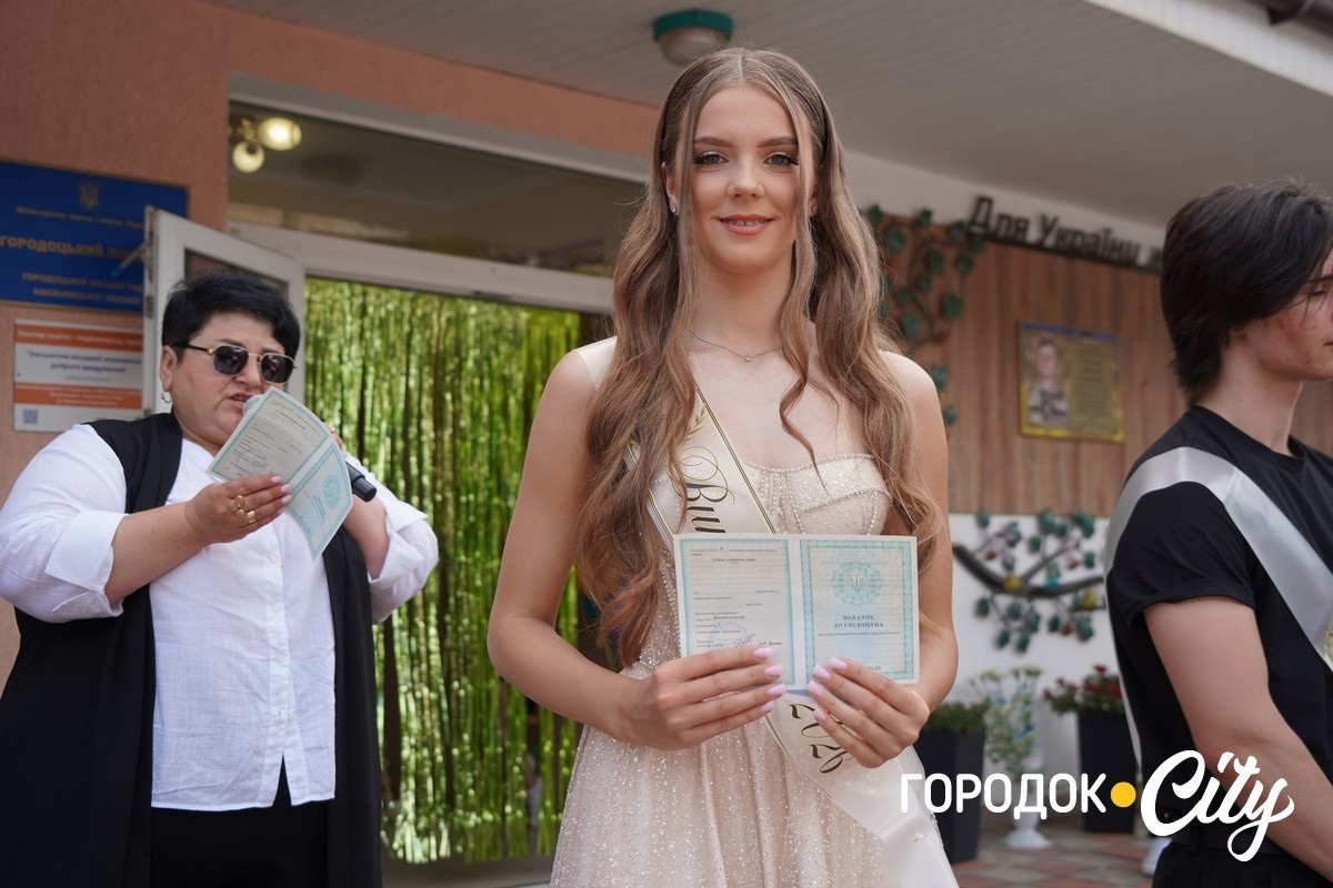 У ліцеї №4 попрощалися зі школою 65 випускників