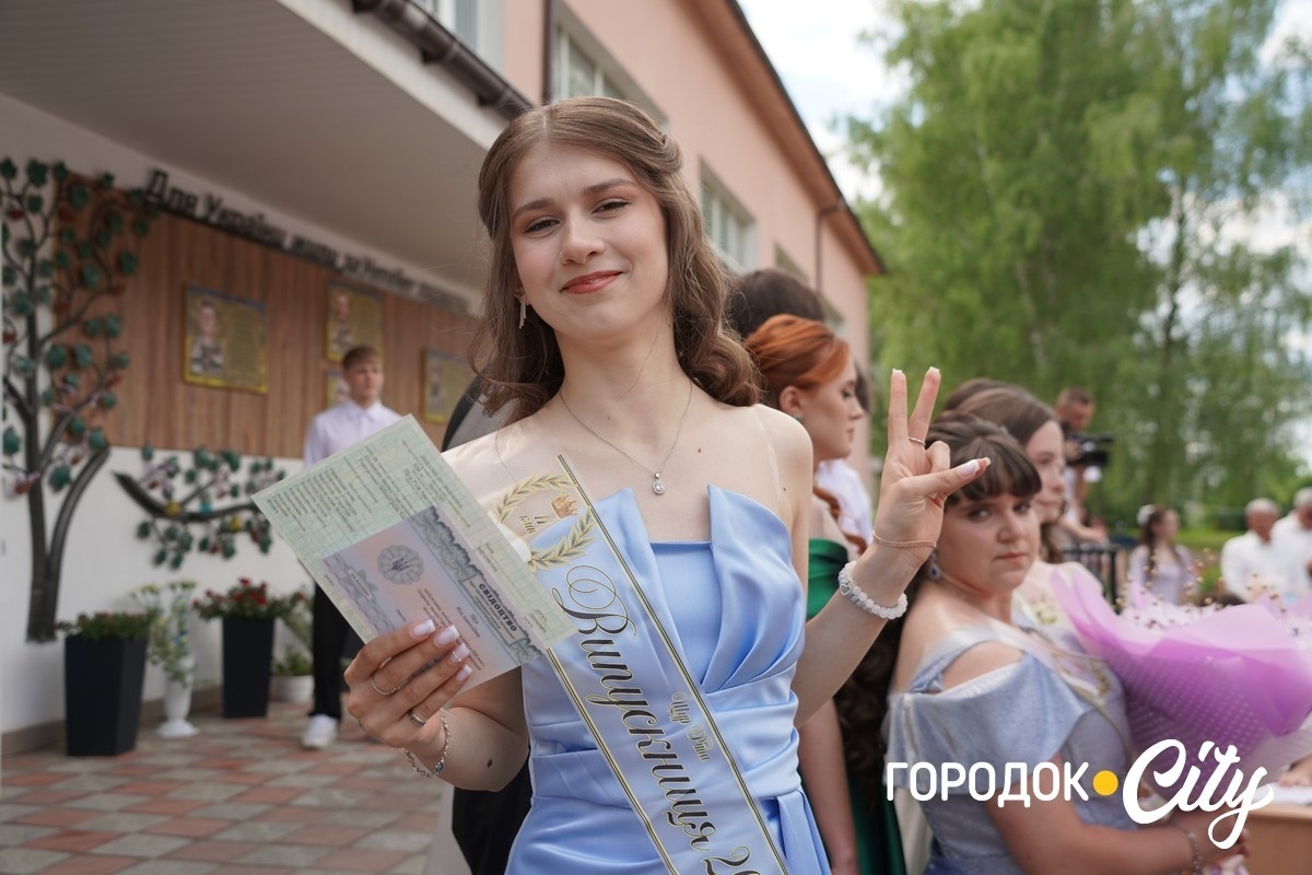 У ліцеї №4 попрощалися зі школою 65 випускників
