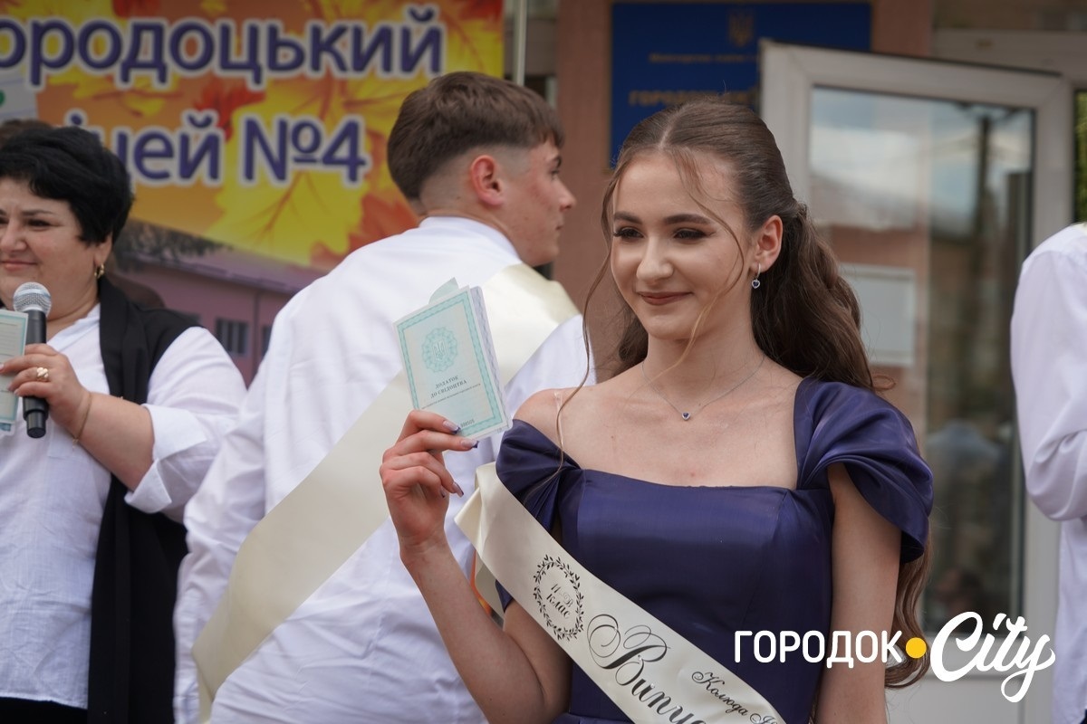 У ліцеї №4 попрощалися зі школою 65 випускників