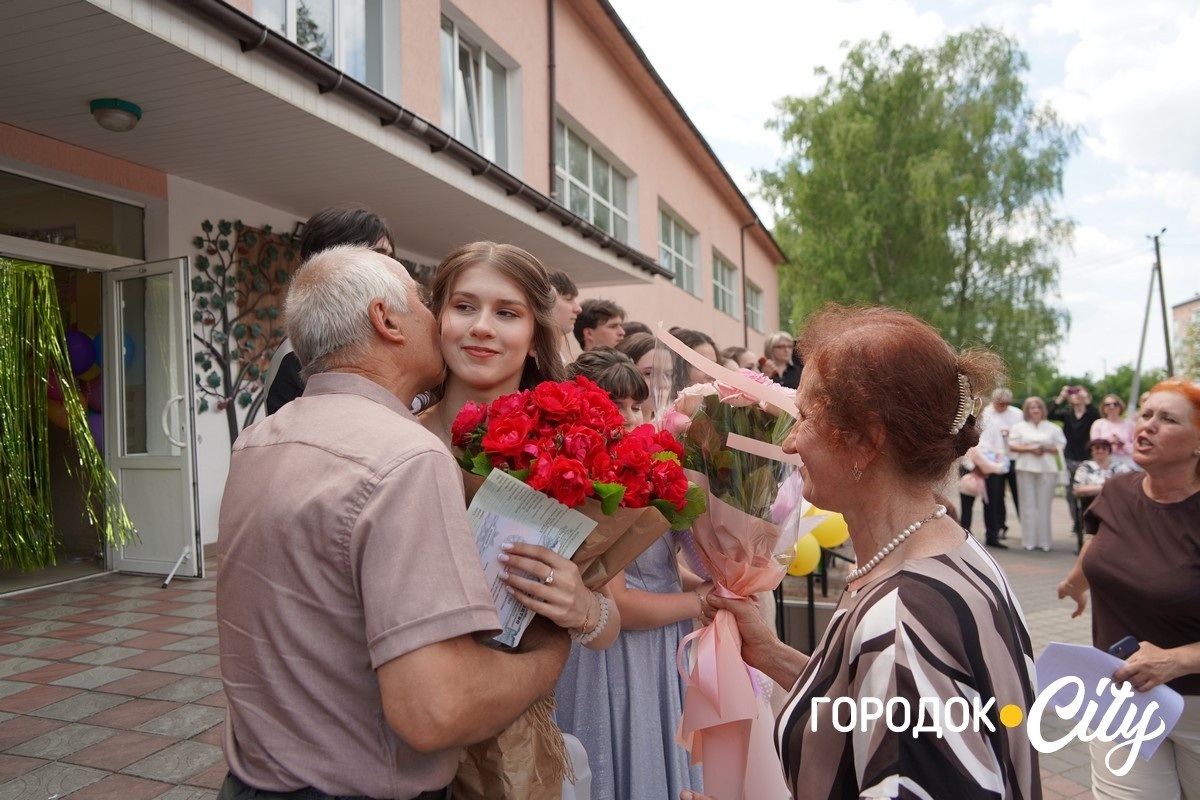 У ліцеї №4 попрощалися зі школою 65 випускників
