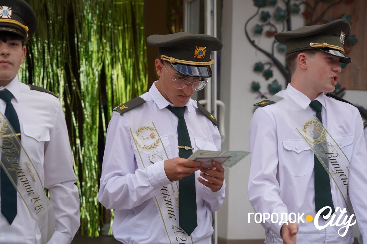 У ліцеї №4 попрощалися зі школою 65 випускників