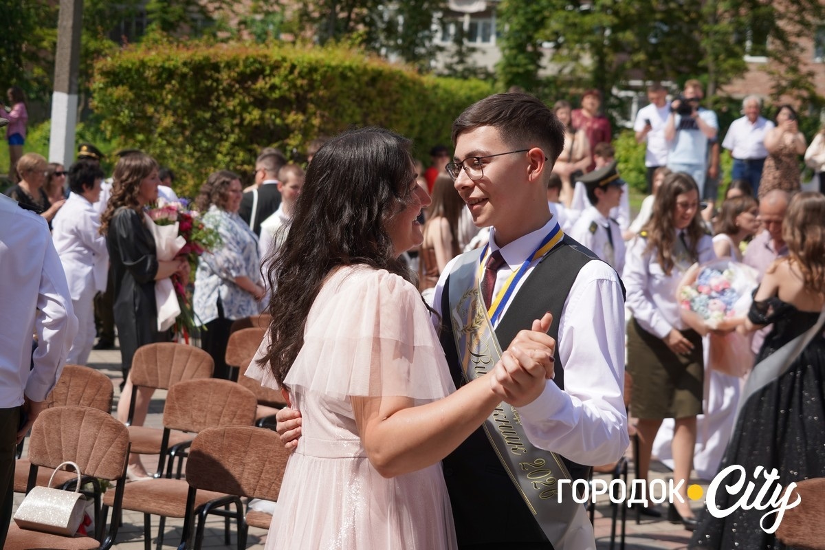 У ліцеї №4 попрощалися зі школою 65 випускників