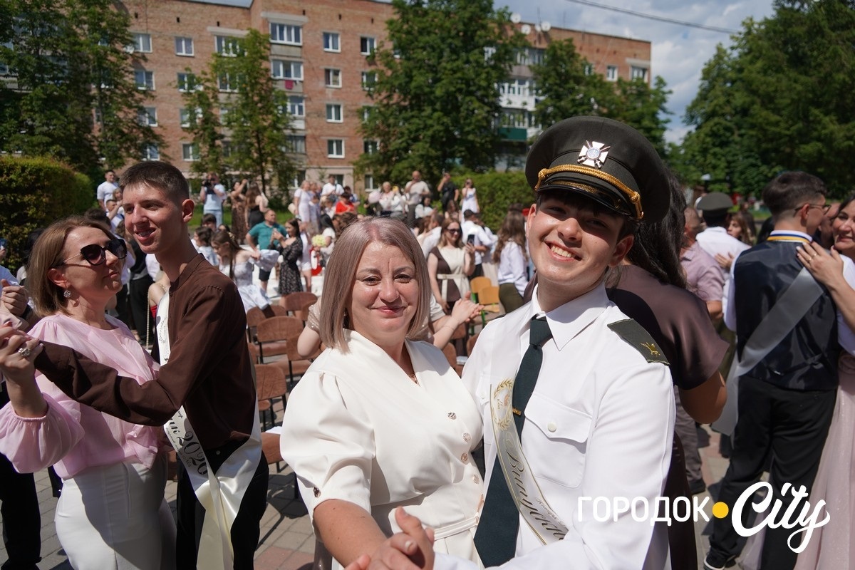 У ліцеї №4 попрощалися зі школою 65 випускників