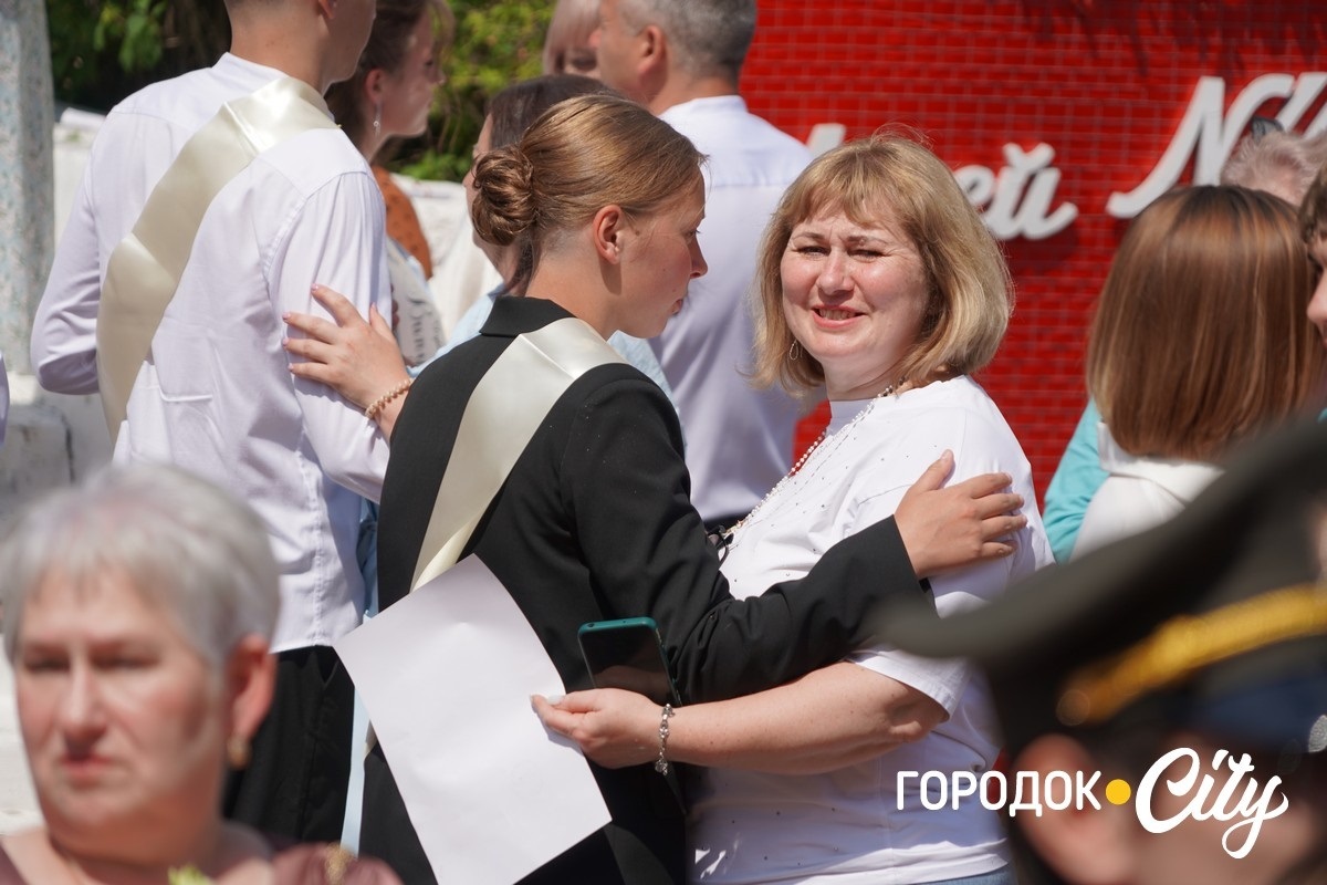 У ліцеї №4 попрощалися зі школою 65 випускників