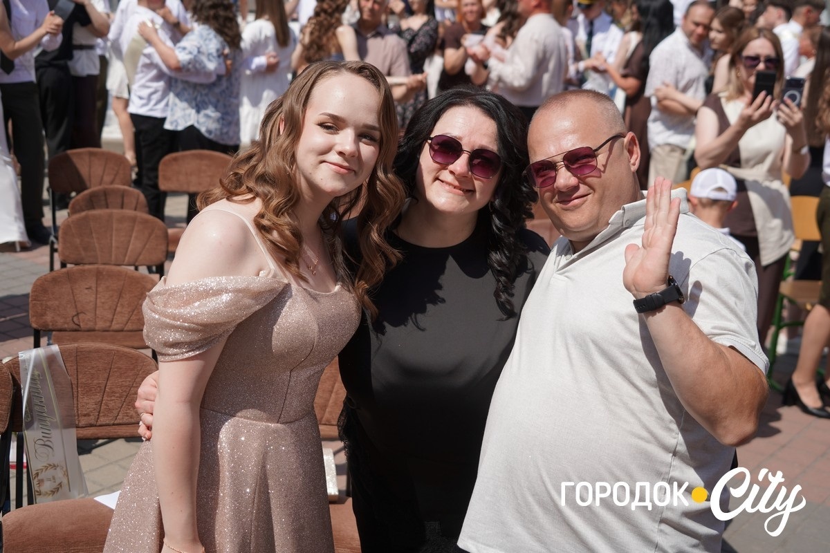 У ліцеї №4 попрощалися зі школою 65 випускників
