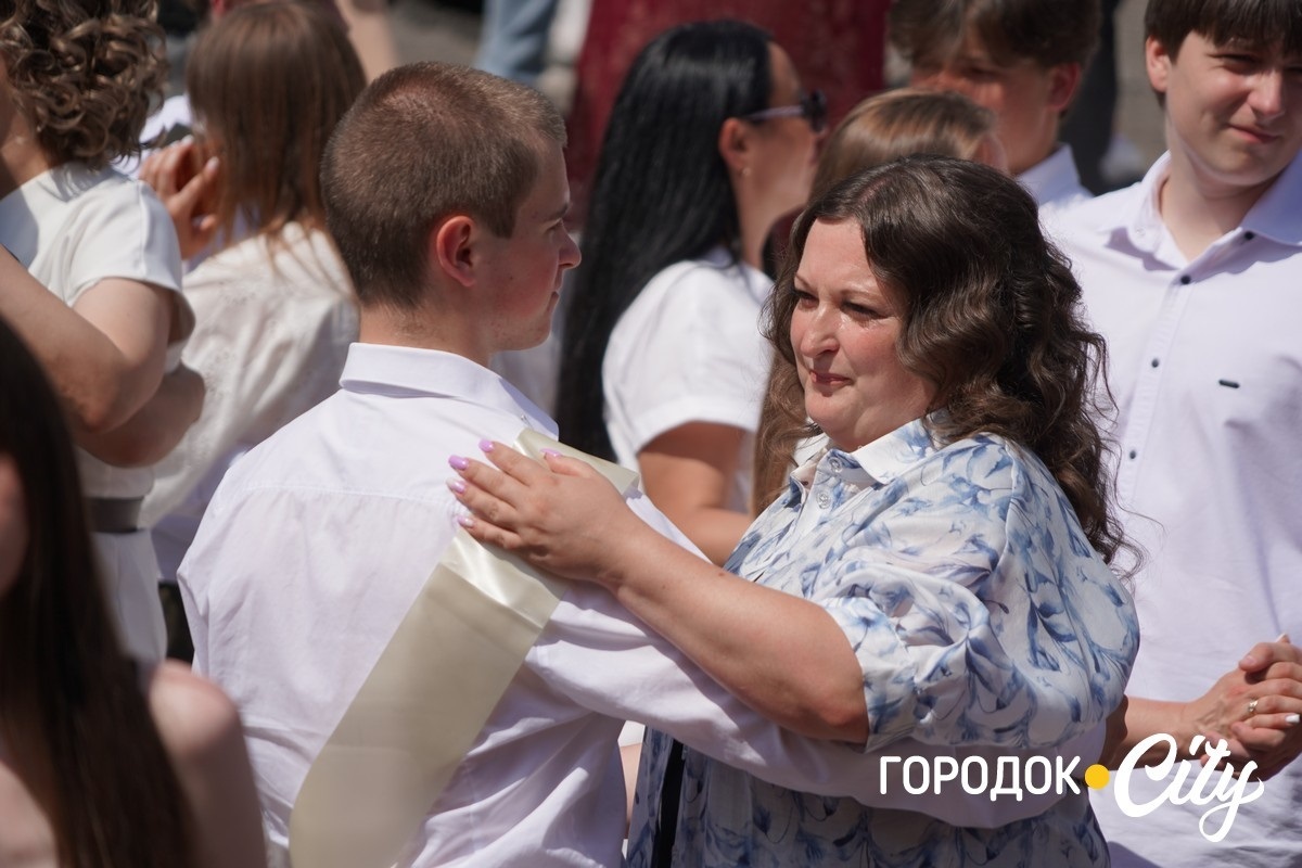 У ліцеї №4 попрощалися зі школою 65 випускників
