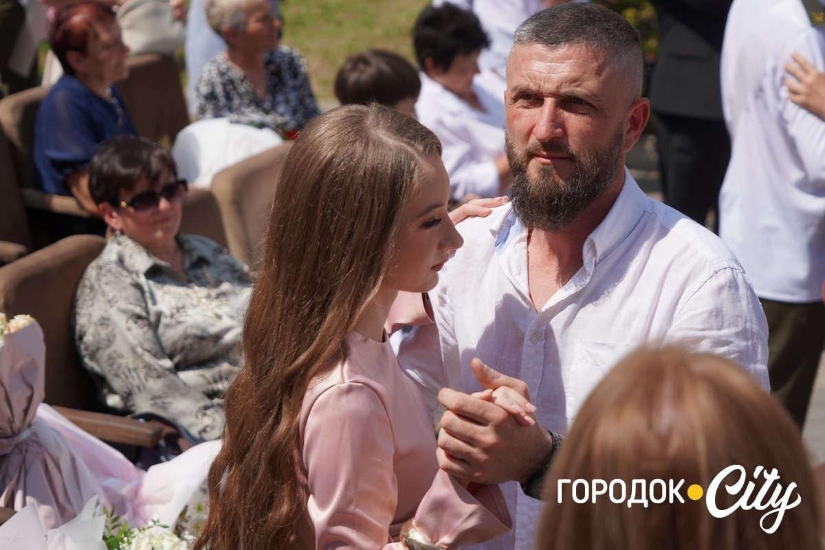 У ліцеї №4 попрощалися зі школою 65 випускників