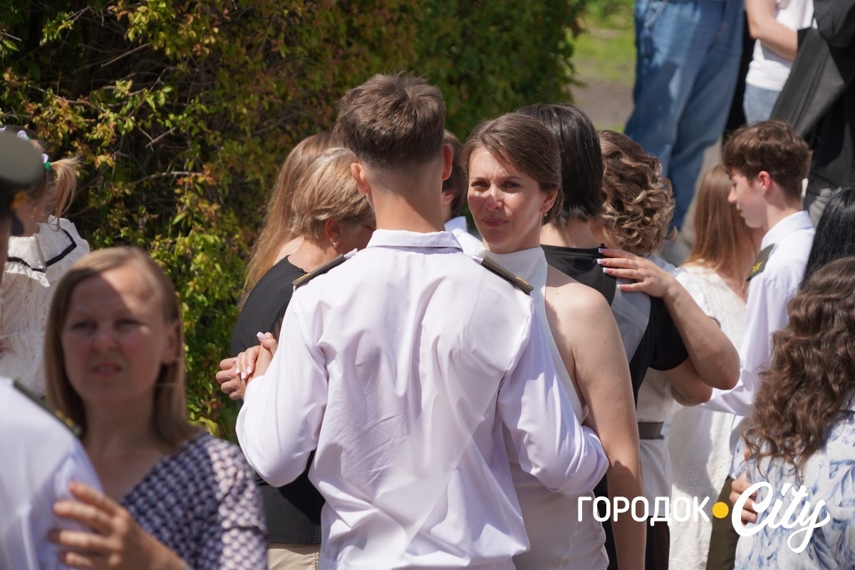 У ліцеї №4 попрощалися зі школою 65 випускників
