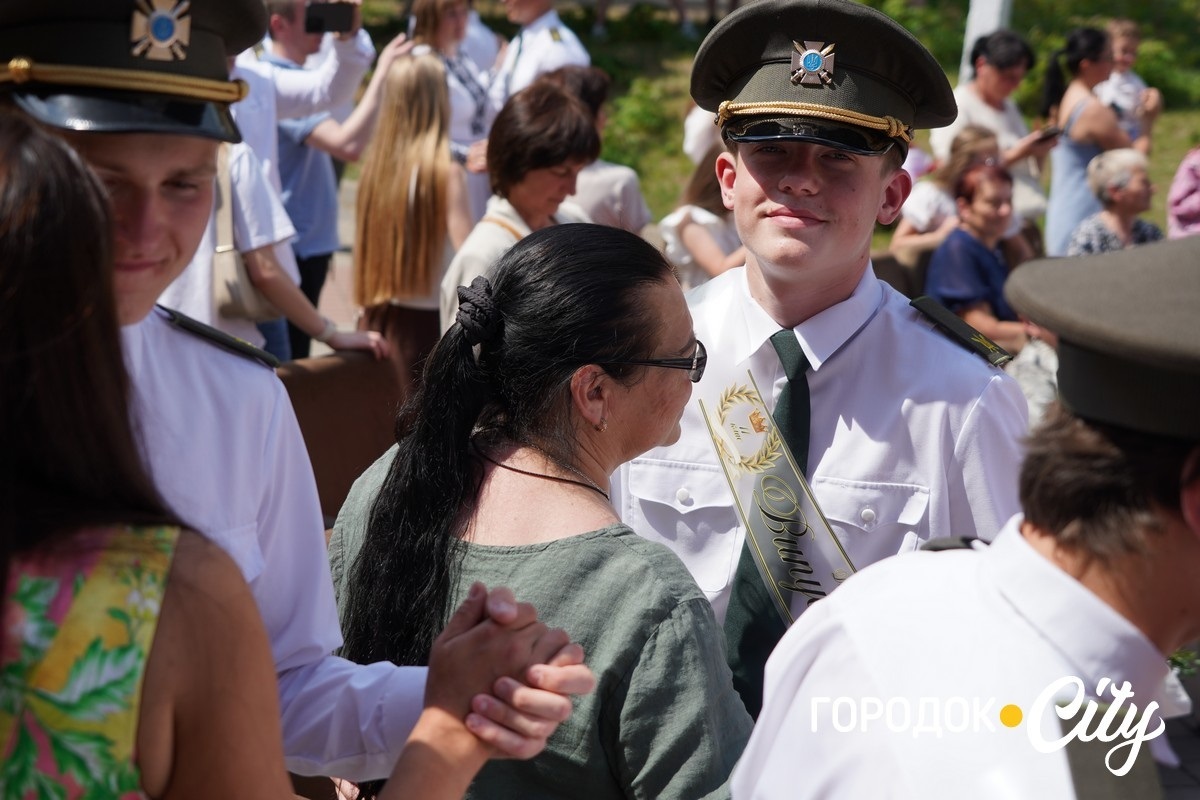 У ліцеї №4 попрощалися зі школою 65 випускників