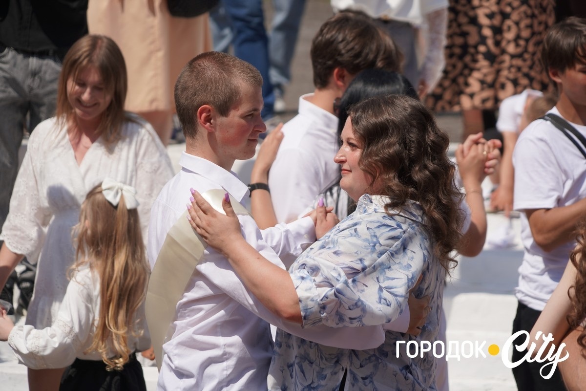 У ліцеї №4 попрощалися зі школою 65 випускників