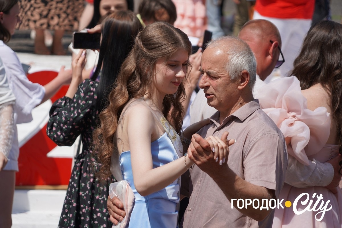 У ліцеї №4 попрощалися зі школою 65 випускників