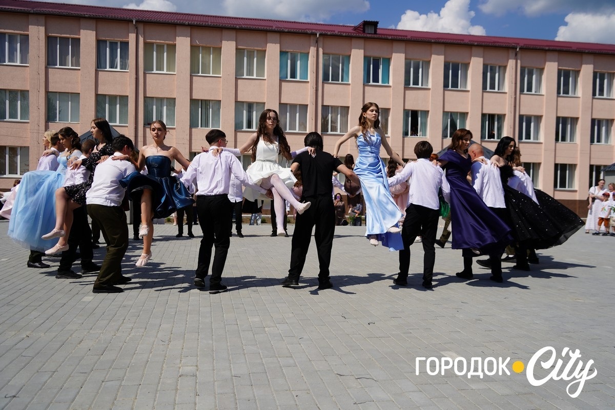 У ліцеї №4 попрощалися зі школою 65 випускників