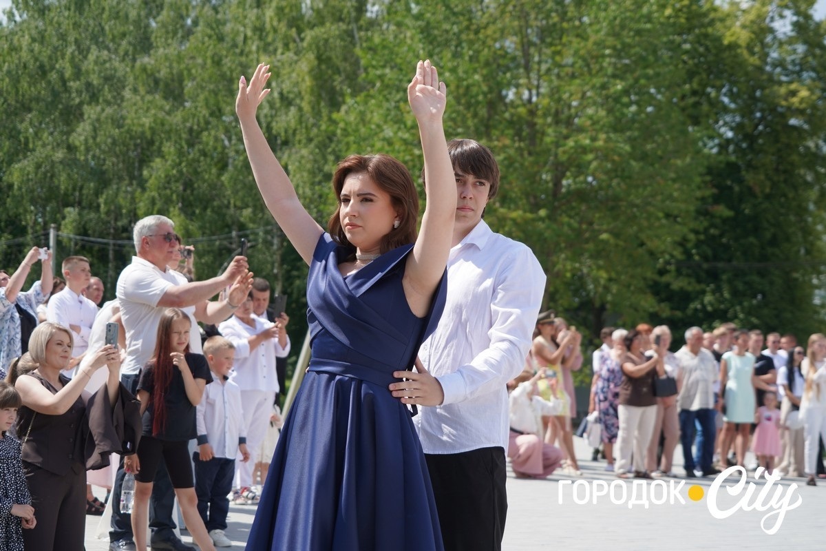 У ліцеї №4 попрощалися зі школою 65 випускників