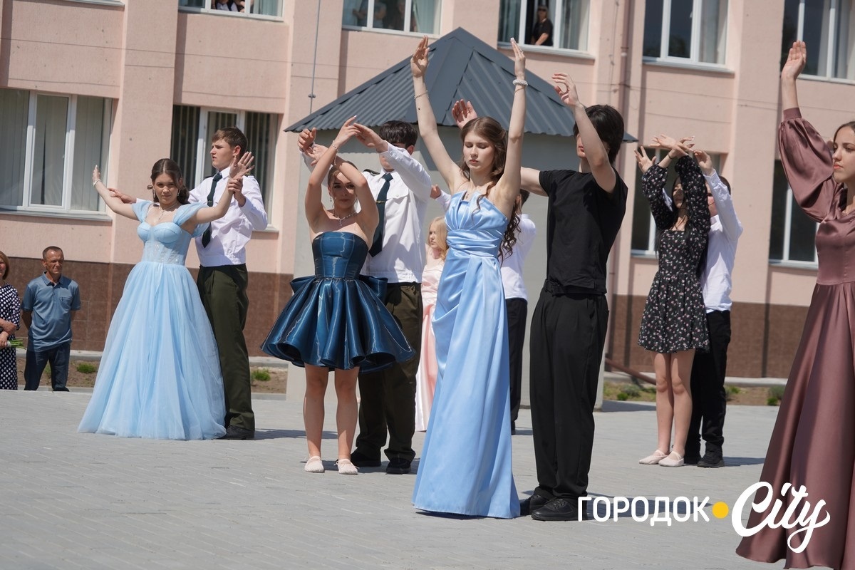 У ліцеї №4 попрощалися зі школою 65 випускників