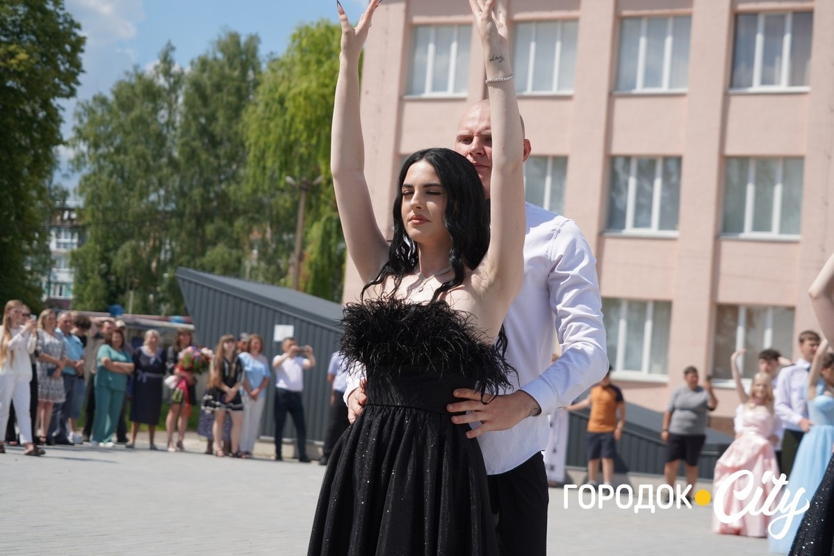 У ліцеї №4 попрощалися зі школою 65 випускників
