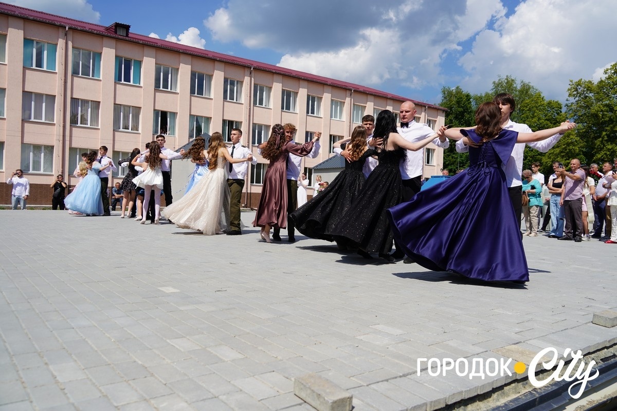 У ліцеї №4 попрощалися зі школою 65 випускників