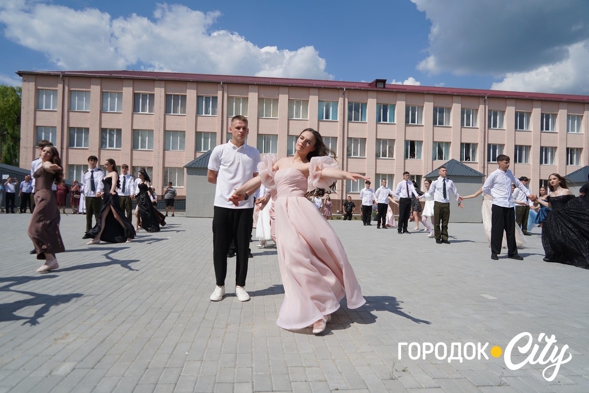 У ліцеї №4 попрощалися зі школою 65 випускників