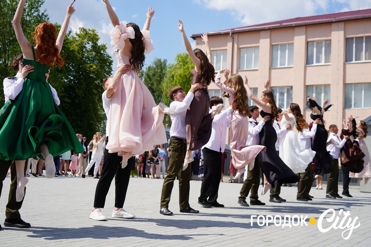 У ліцеї №4 попрощалися зі школою 65 випускників