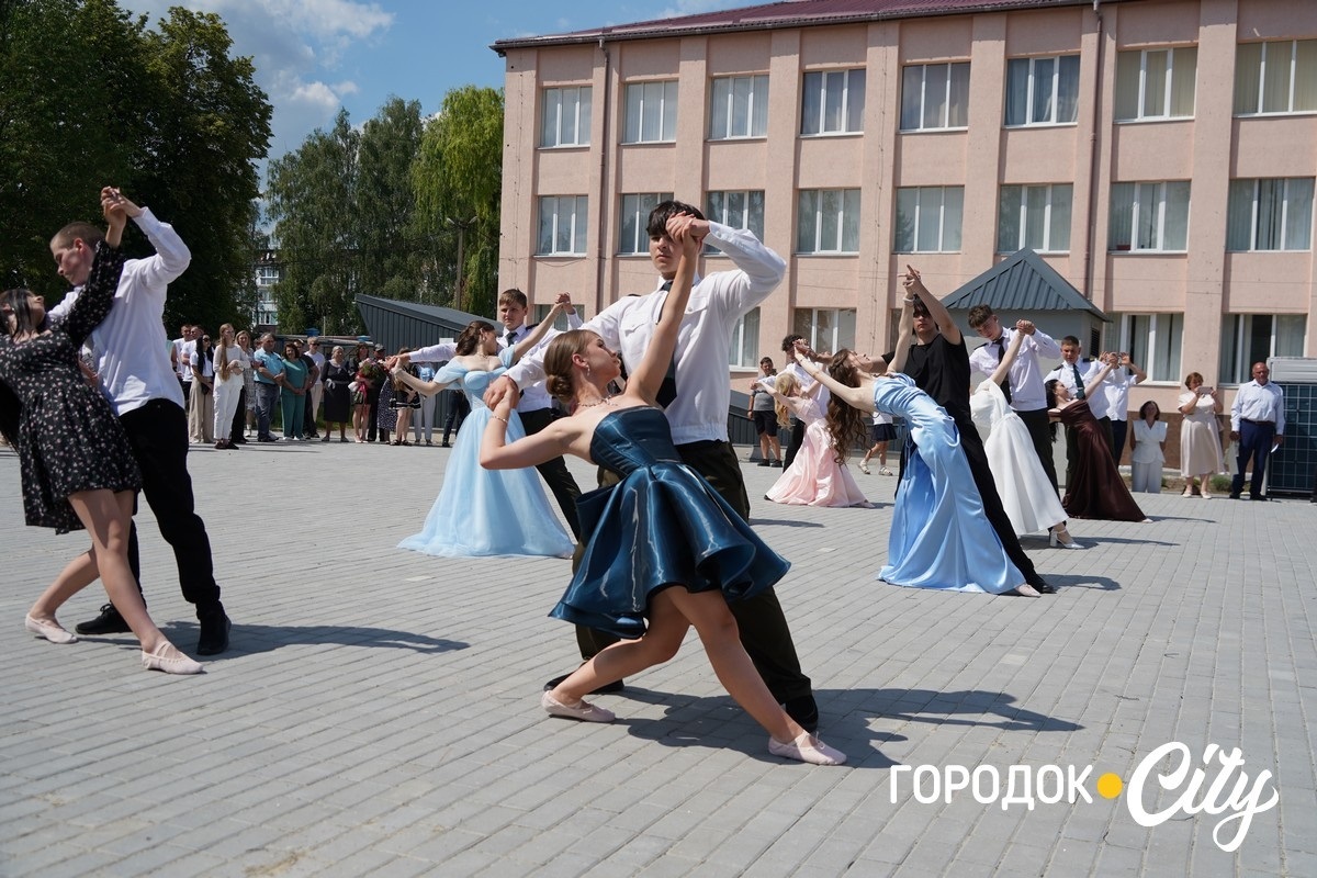 У ліцеї №4 попрощалися зі школою 65 випускників