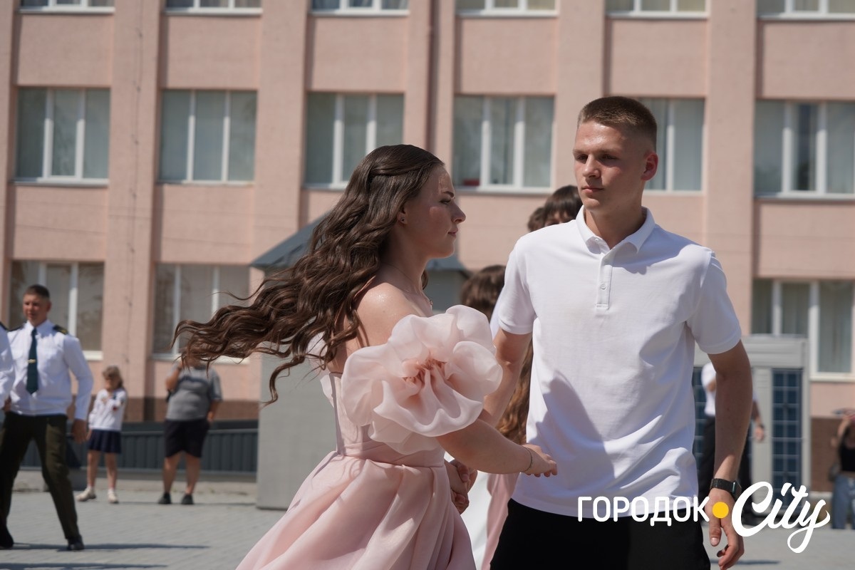 У ліцеї №4 попрощалися зі школою 65 випускників